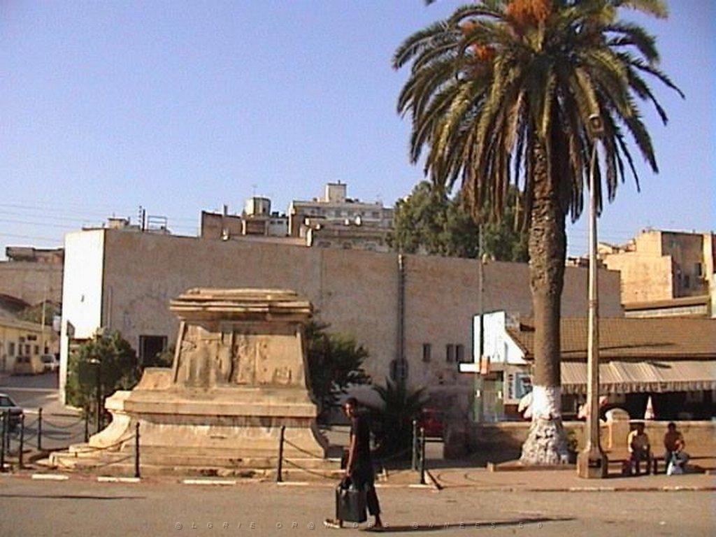 09 LA GARE LE MONUMENT AUX CHEMINOTS.JPG